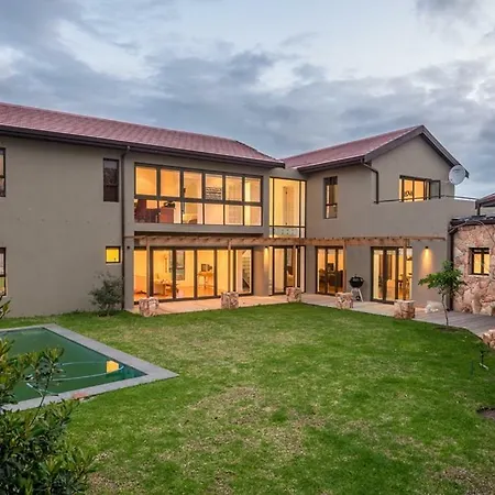 Modern Spacious Home In Heart Of Cape Winelands Somerset West Exterior foto