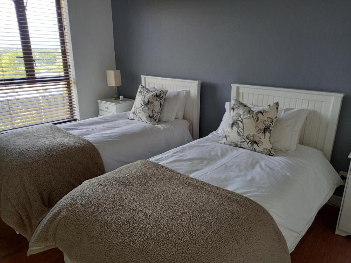 Modern Spacious In Heart Of Cape Winelands Holiday home Somerset West